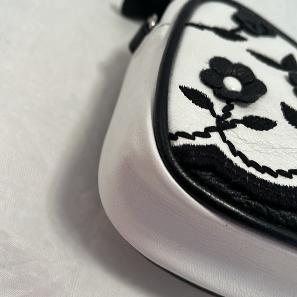 Isabella Fiore Flowers Cosmetic Case - Picture 5 of 15